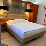Gizella And Restaurant Hotel 3*