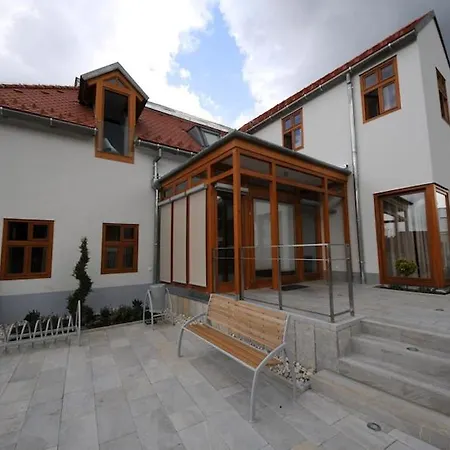 Hotel Gizella And Restaurant 3*