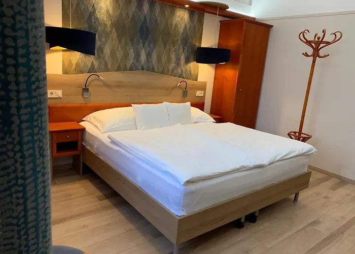 Gizella And Restaurant Hotel 3*